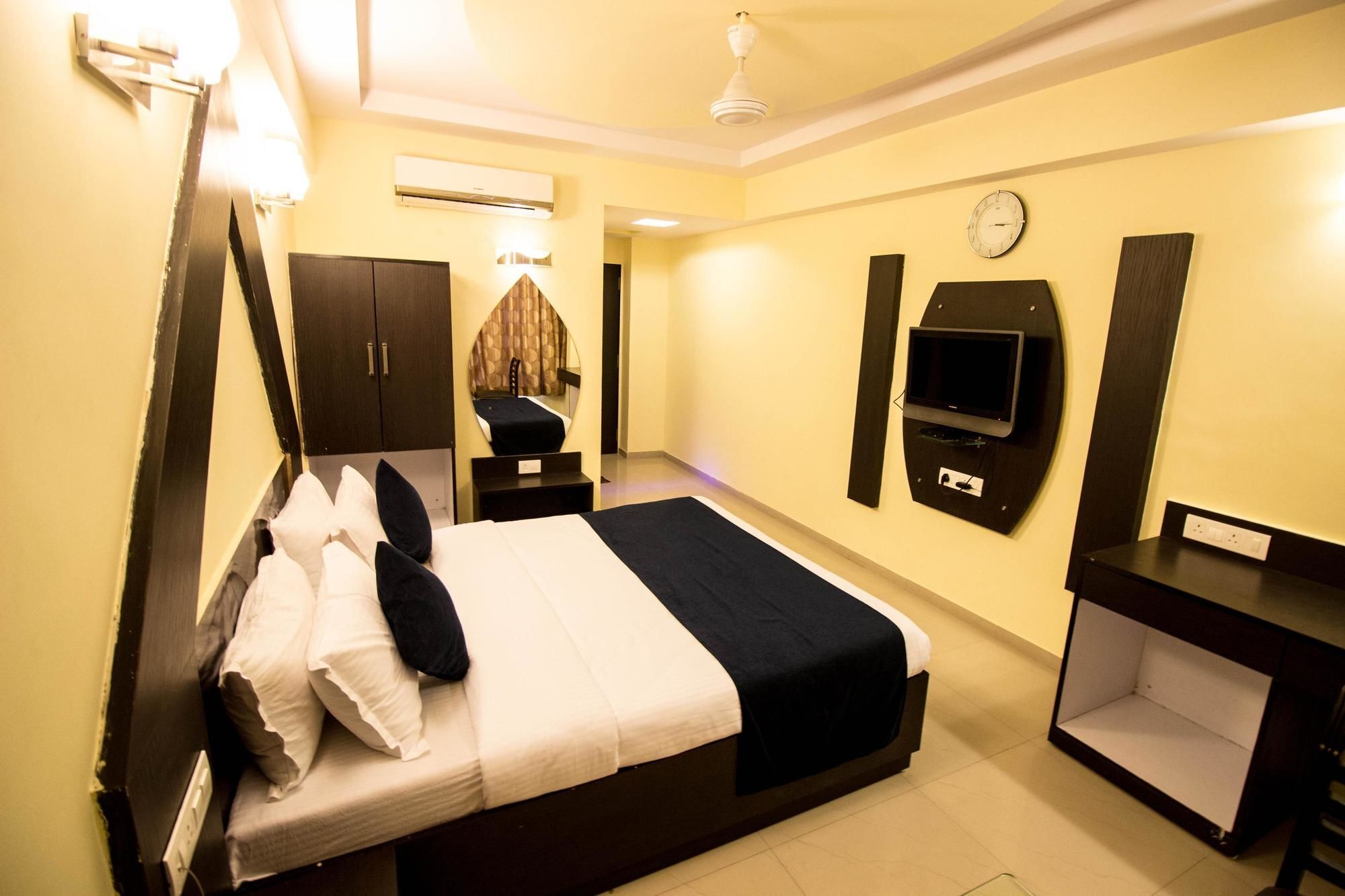 Hotel O Bridge Ahmedabad Exterior foto