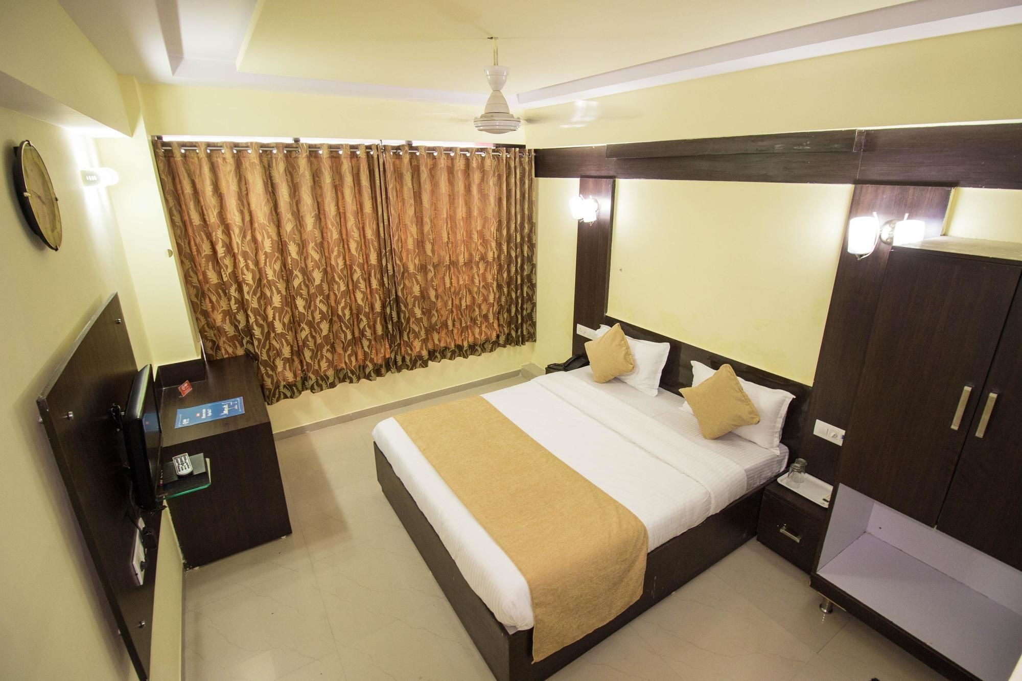Hotel O Bridge Ahmedabad Exterior foto