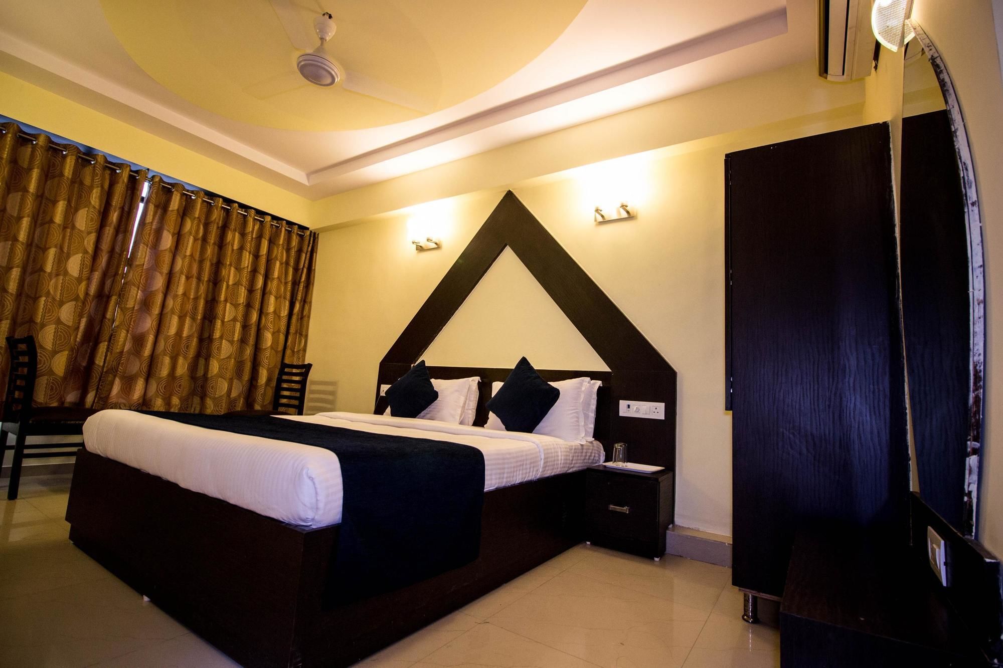 Hotel O Bridge Ahmedabad Exterior foto