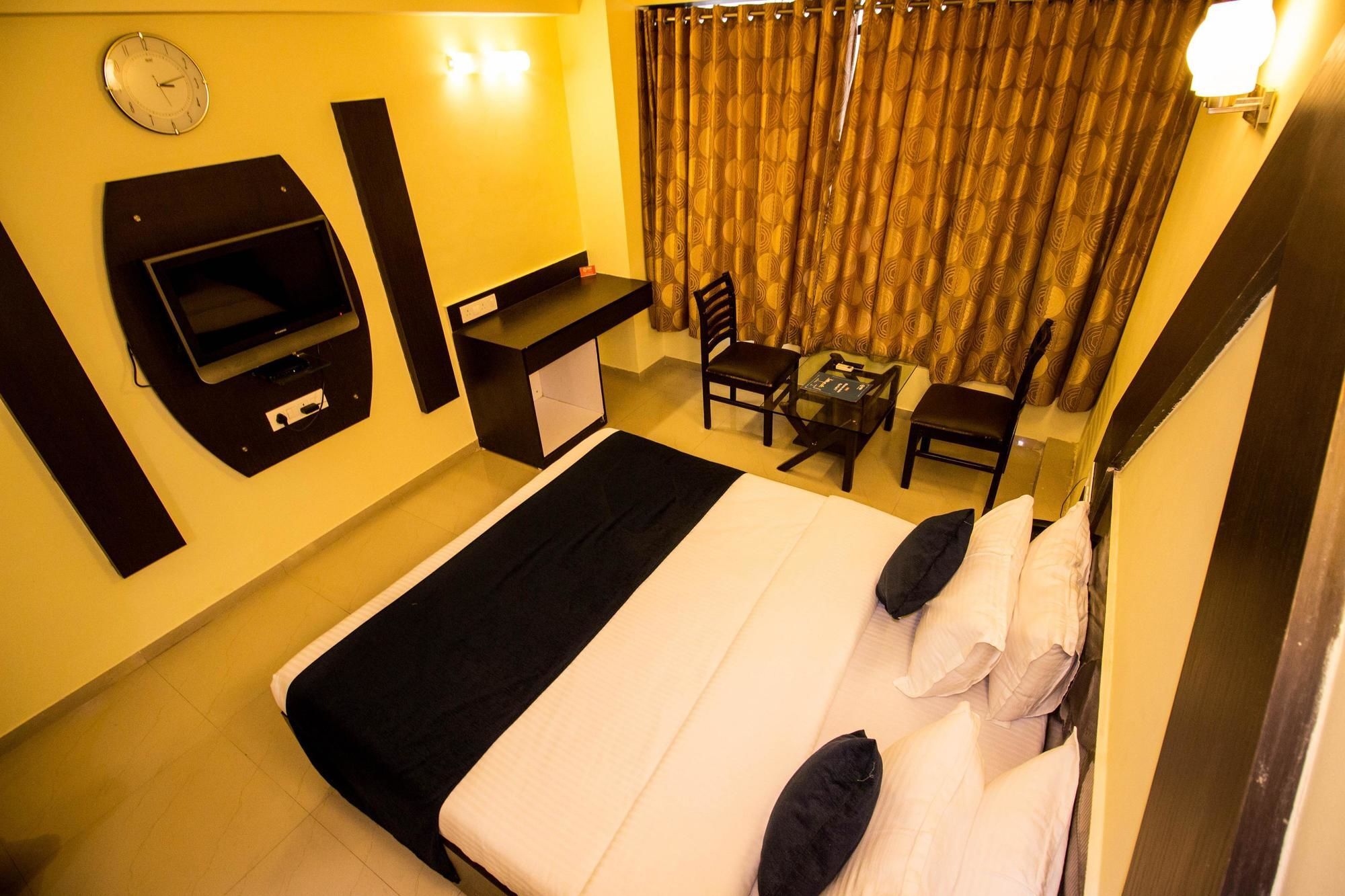 Hotel O Bridge Ahmedabad Exterior foto
