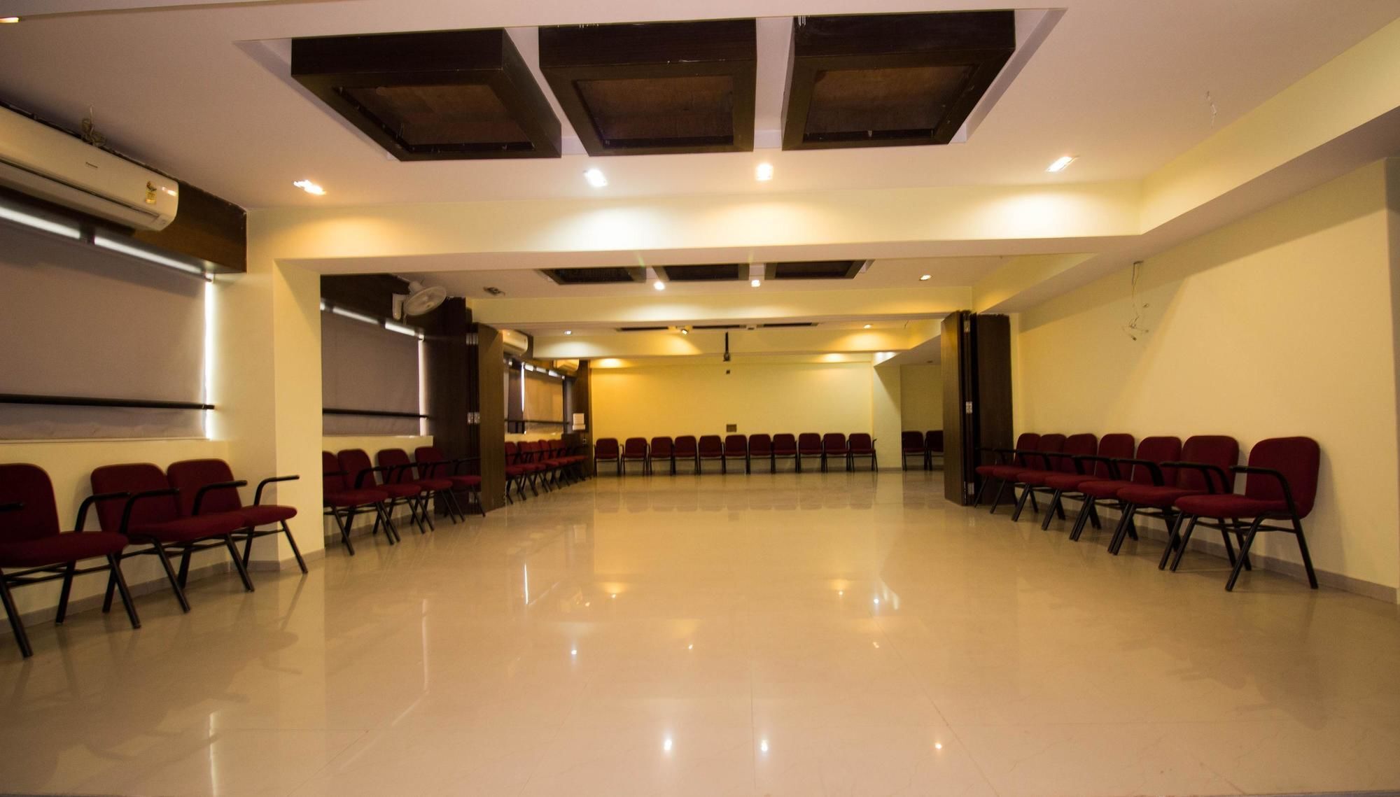 Hotel O Bridge Ahmedabad Exterior foto